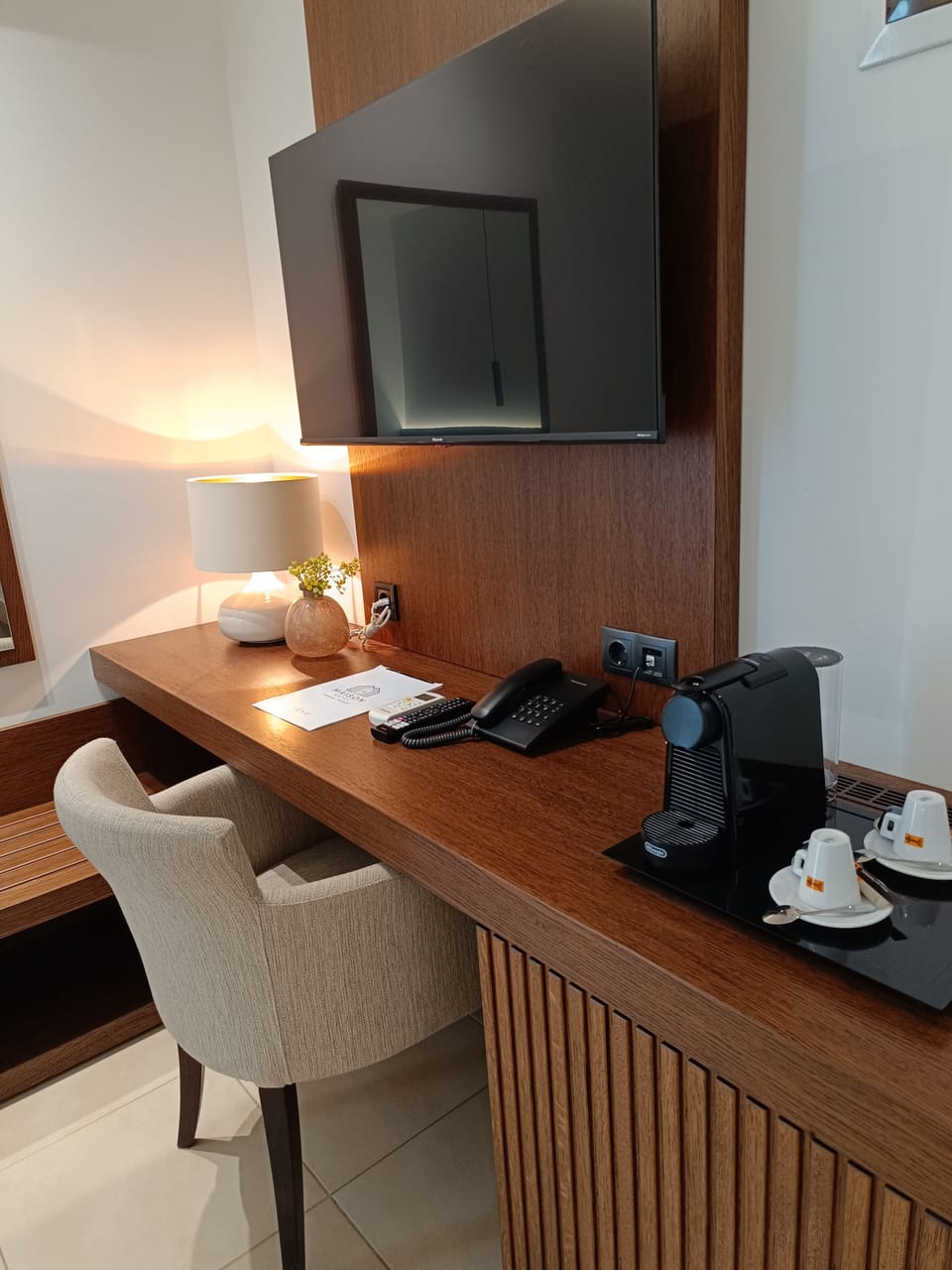 Premium bedding, desk, soundproofing, free WiFi