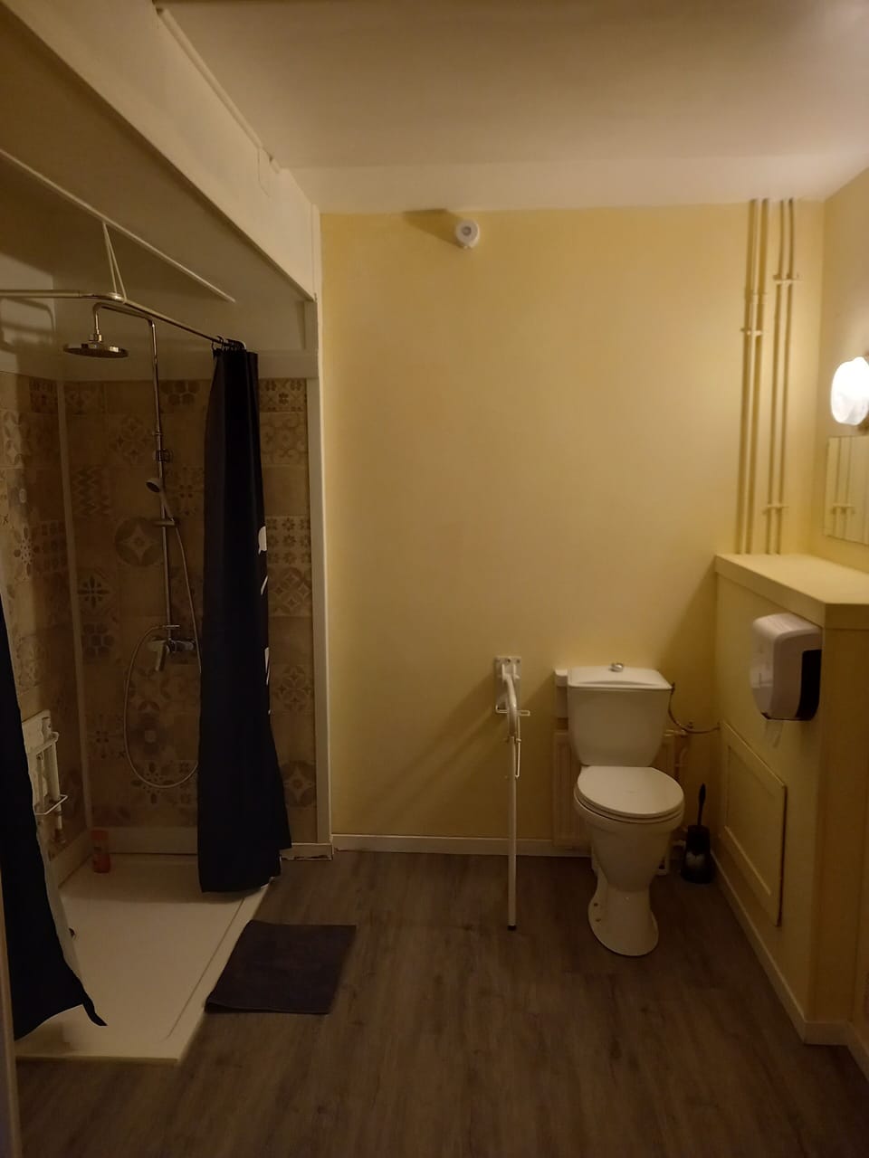 Club Double Room | Bathroom | Shower, towels