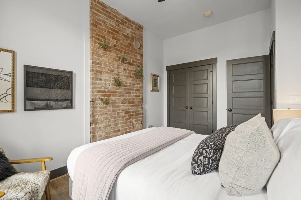 Bedroom 2 | Queen Bed