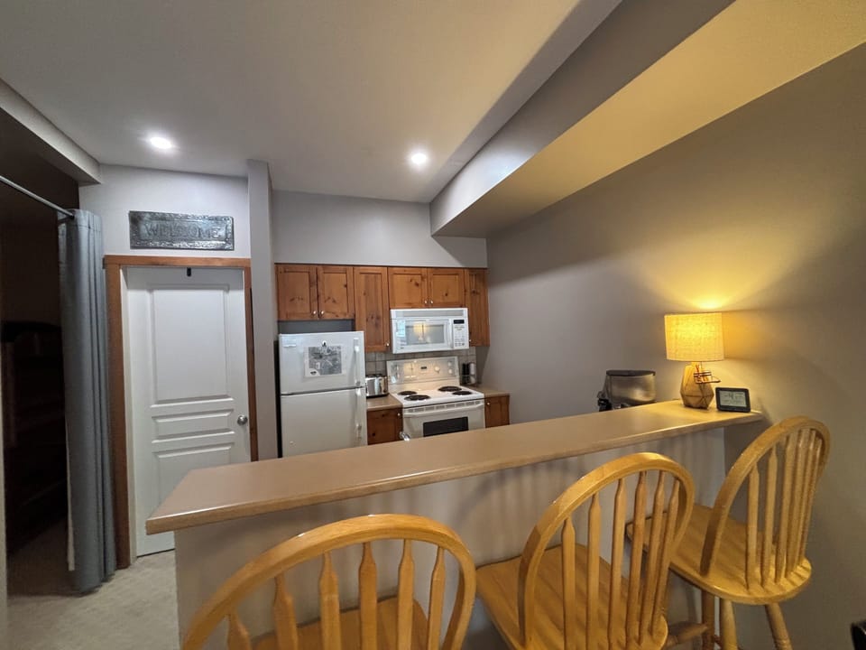Breakfast Bar and Kitchen 
