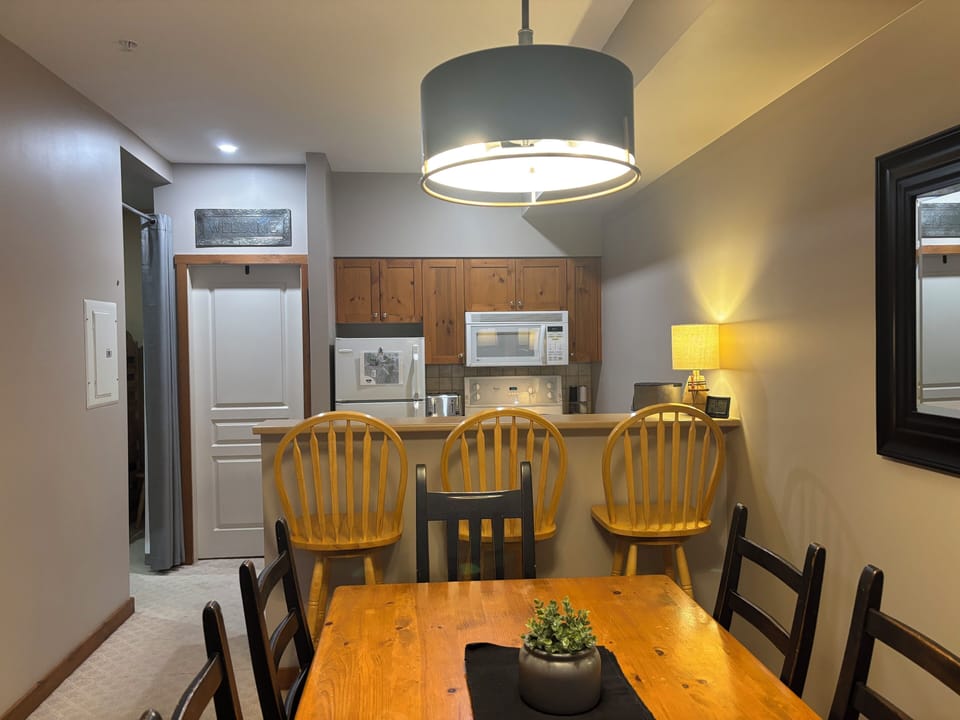 Dining & Breakfast Bar 