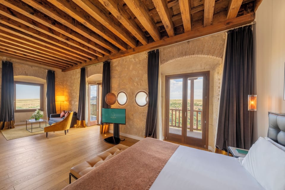 Junior Suite (Parral) | Minibar, in-room safe, desk, blackout drapes