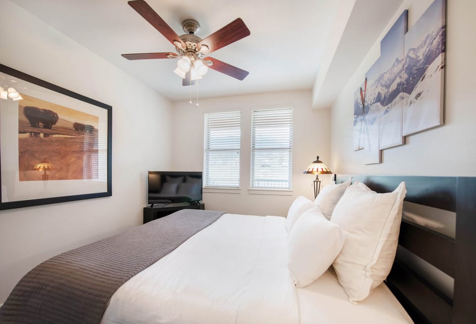 Indoors, Ceiling Fan, Home Decor, Screen, Cushion