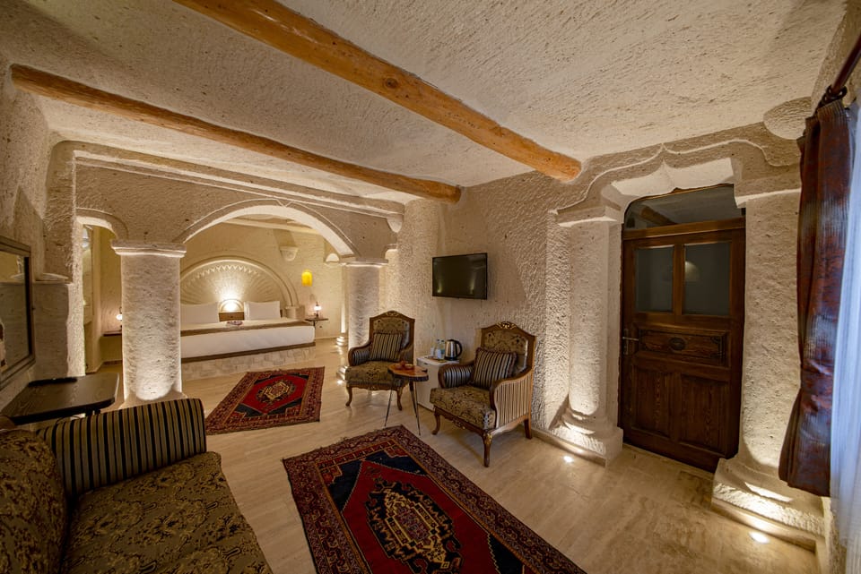 Royal Room | Minibar, individually decorated, individually furnished, desk