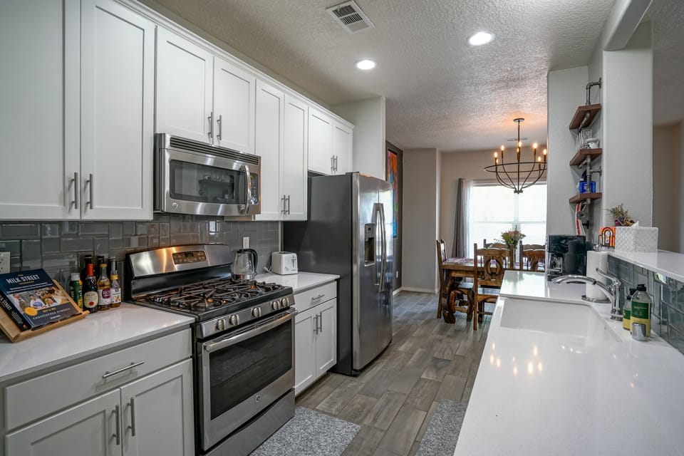 Fully equipped kitchen: gas stove, microwave, dishwasher, electric kettle