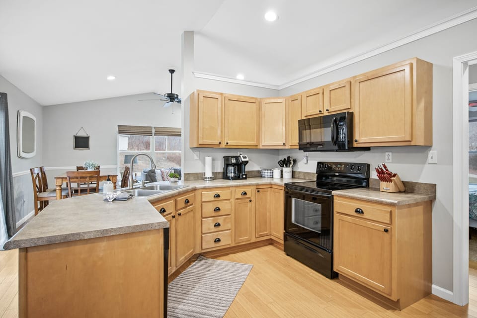 Kitchen equipment with, coffee pot, blender, toaster & crockpot