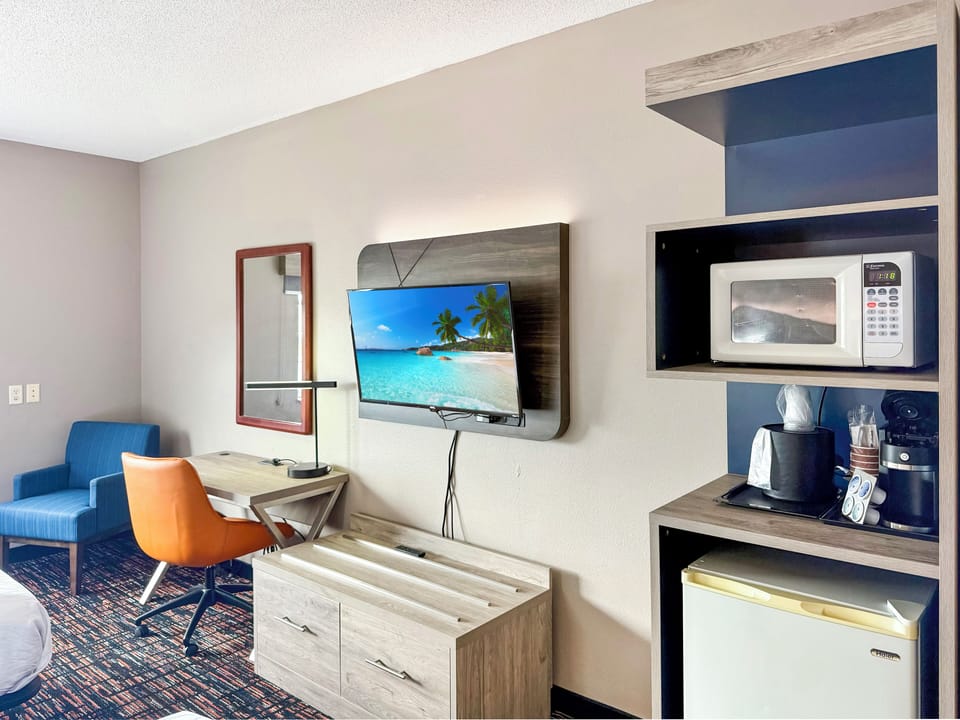 Room, 1 King Bed, Non Smoking | Premium bedding, desk, blackout drapes, iron/ironing board