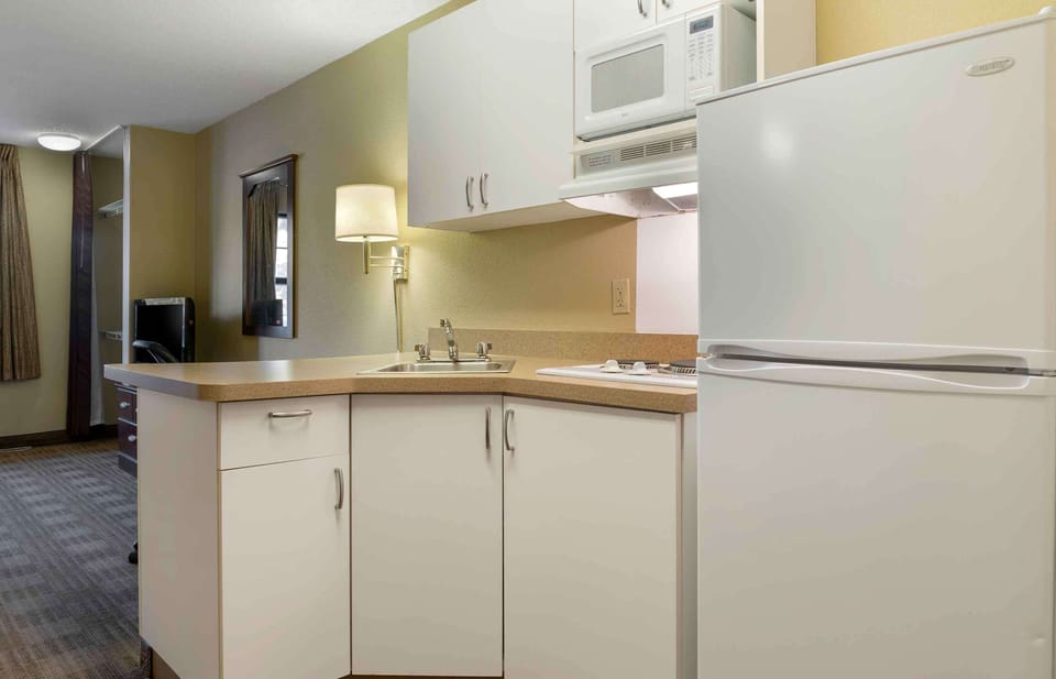 Studio, 1 Queen Bed, Non Smoking | Desk, laptop workspace, iron/ironing board, WiFi (free)