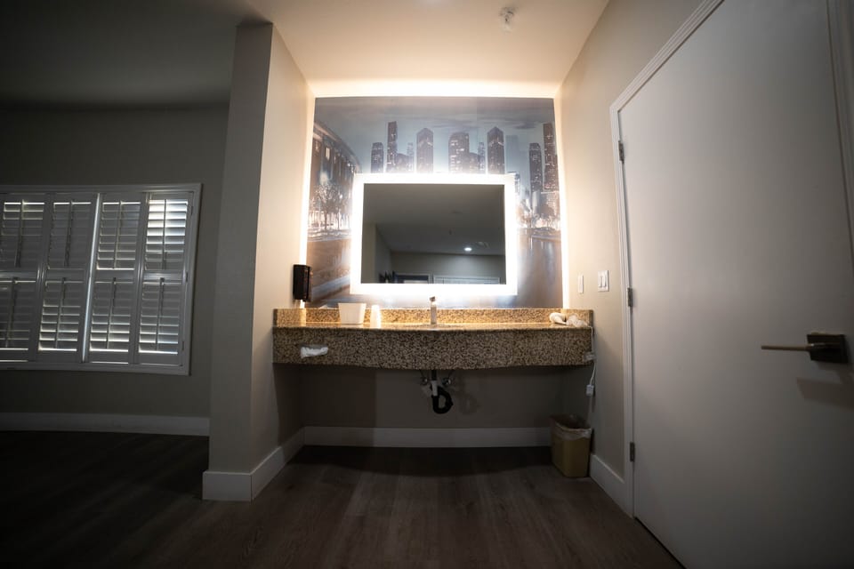 Honeymoon Room | Bathroom | Combined shower/tub, free toiletries, hair dryer, towels