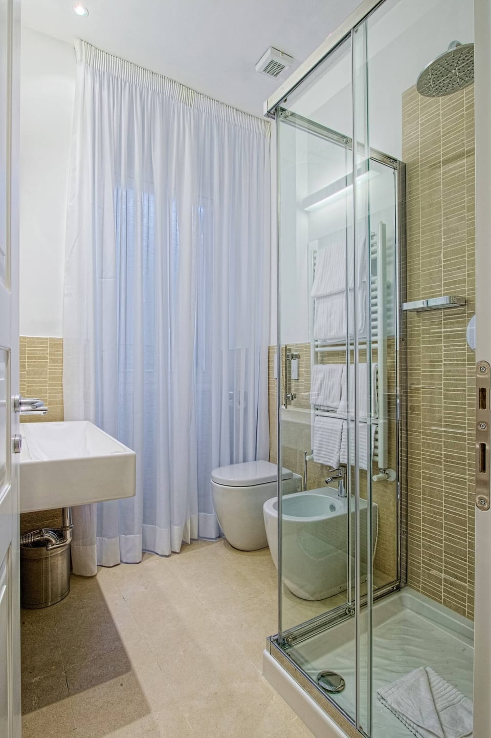 Deluxe Room | Bathroom | Shower, free toiletries, hair dryer, bidet