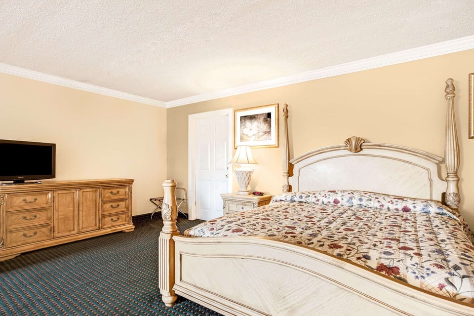 In-room safe, desk, rollaway beds (surcharge), WiFi (free)