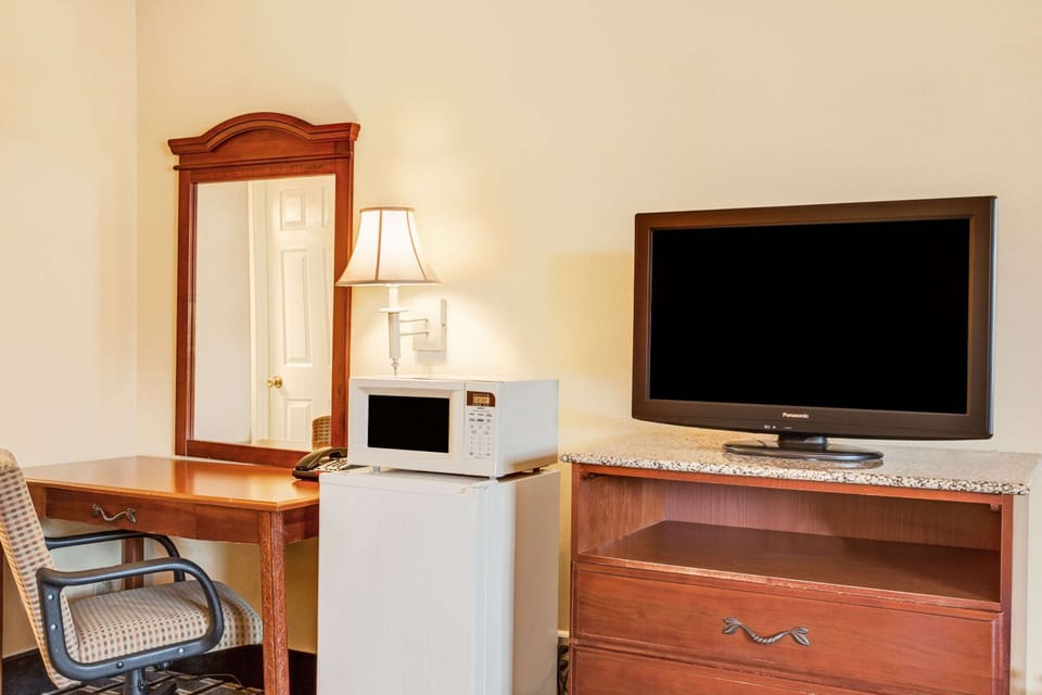 In-room safe, desk, rollaway beds (surcharge), WiFi (free)