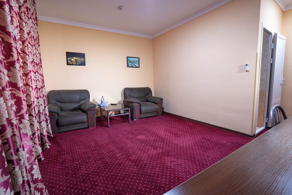 Suite | Living area | Flat-screen TV
