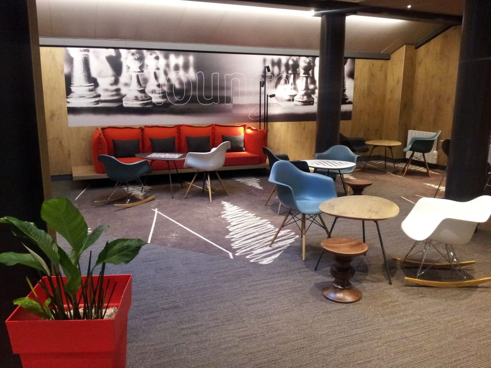 Lobby lounge