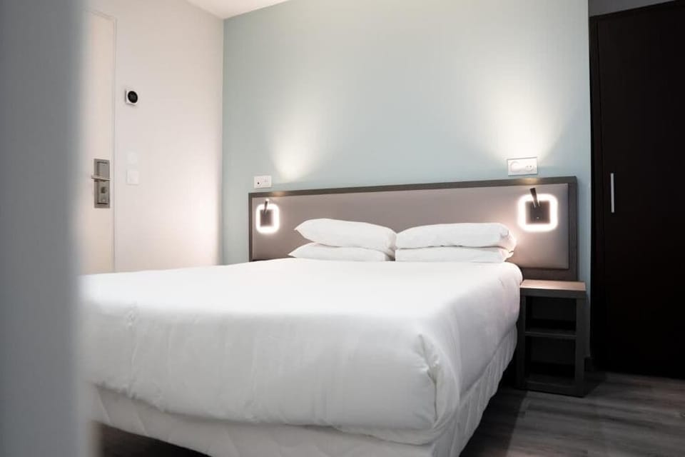 Soundproofing, free WiFi, bed sheets