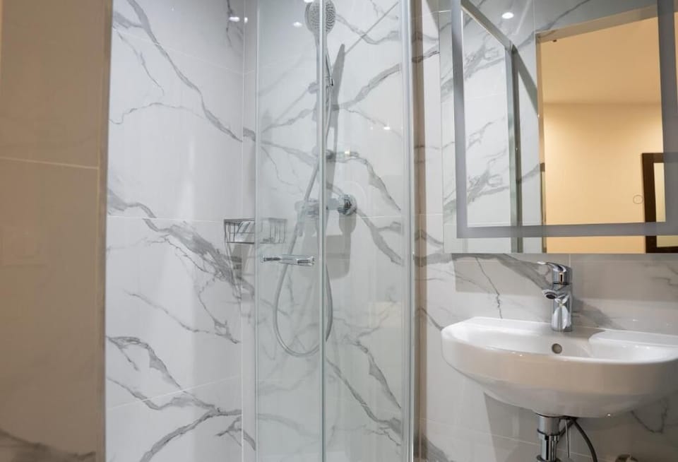 Double Room | Bathroom | Combined shower/tub, free toiletries, hair dryer, towels