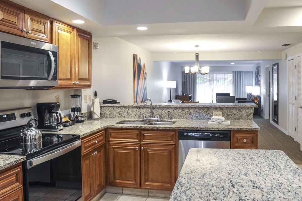 2 Bedroom Suite with 1 King and 2 Twin Beds | Private kitchen | Coffee/tea maker, fridge, microwave, oven