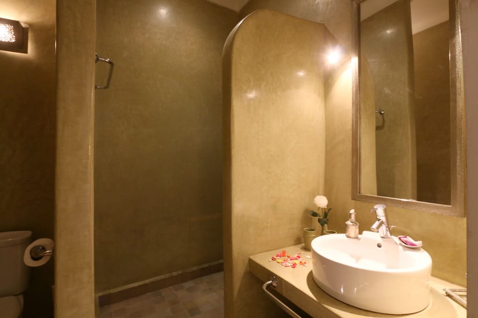 Superior Double Room | Bathroom | Shower, free toiletries, hair dryer, bathrobes