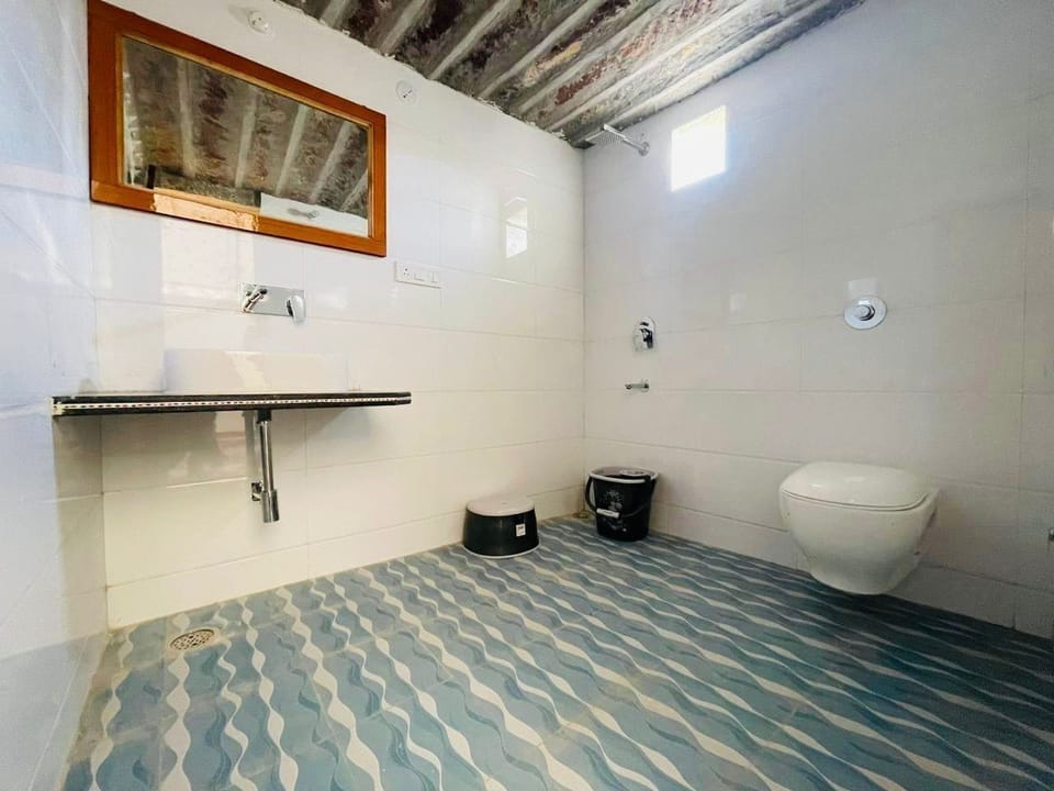 Shower, rainfall showerhead, free toiletries, hair dryer