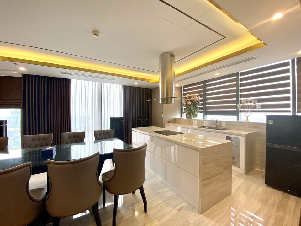 Luxury Penthouse | Minibar, desk, laptop workspace, free WiFi