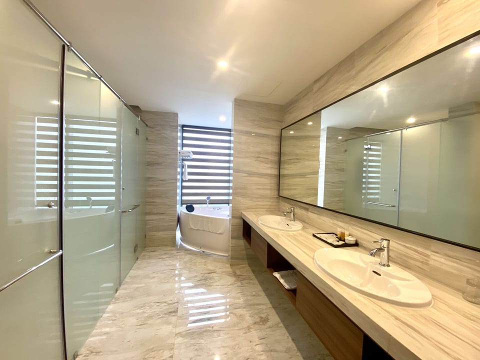 Luxury Penthouse | Bathroom | Free toiletries, hair dryer, bathrobes, slippers