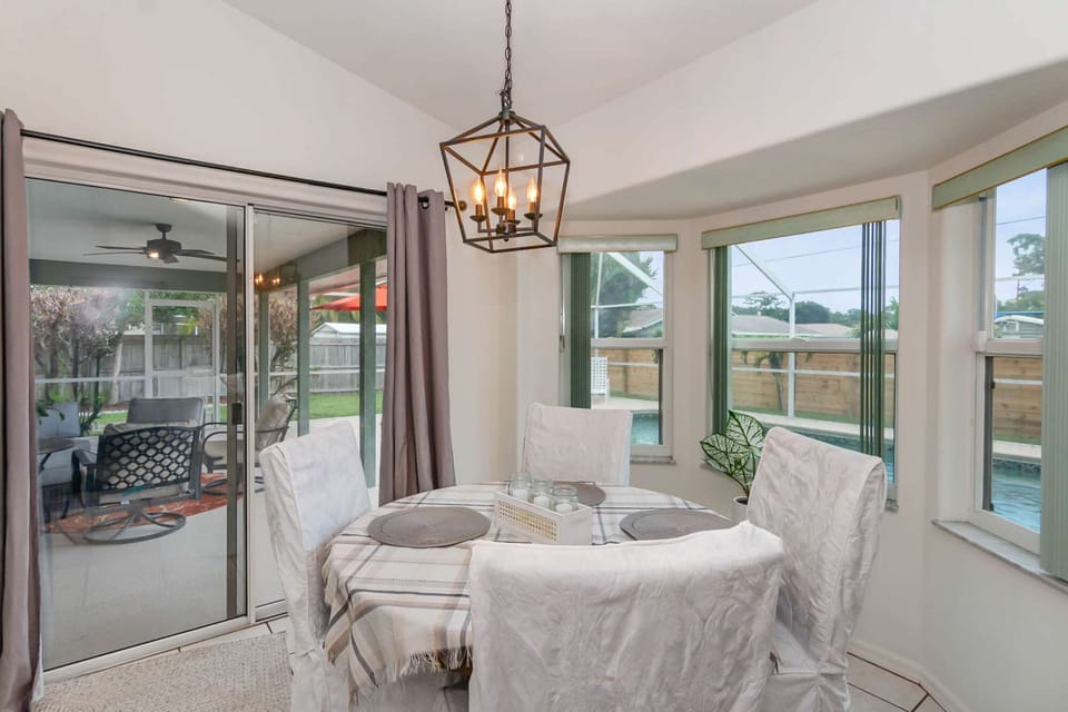 Informal dining area by pool entrance