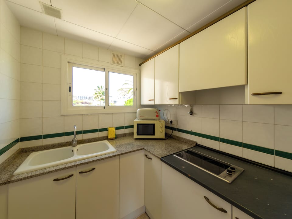 Family Apartment | Private kitchen | Microwave, cookware/dishes/utensils