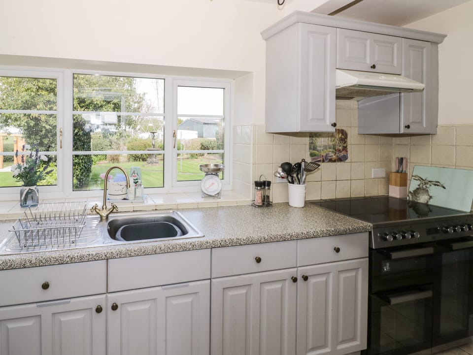 Cottage | Private kitchen | Fridge, dishwasher, cookware/dishes/utensils