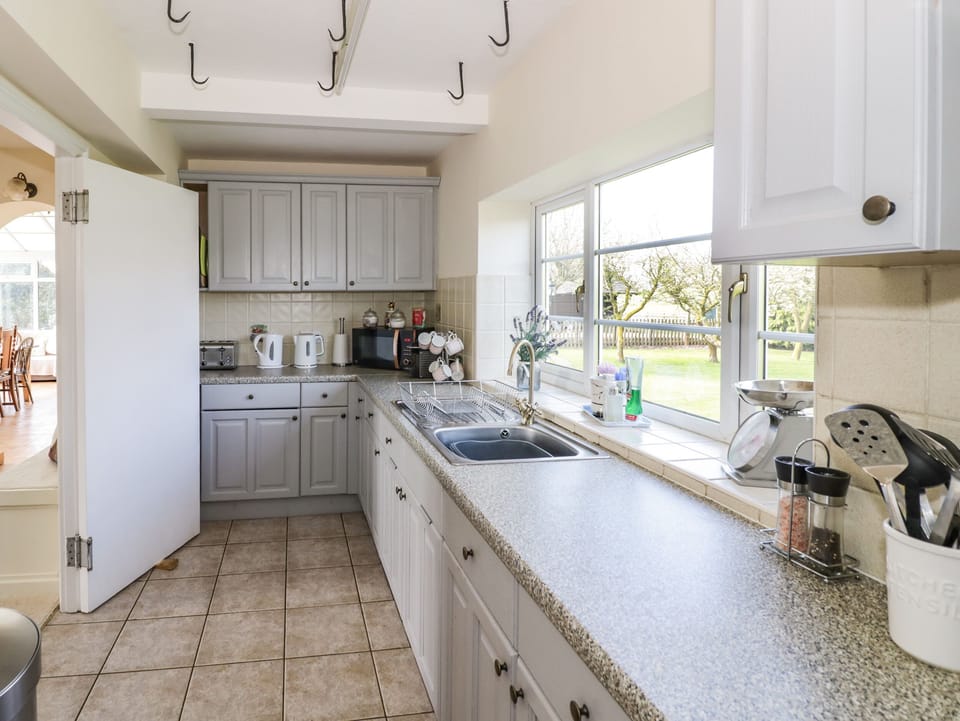 Cottage | Private kitchen | Fridge, dishwasher, cookware/dishes/utensils