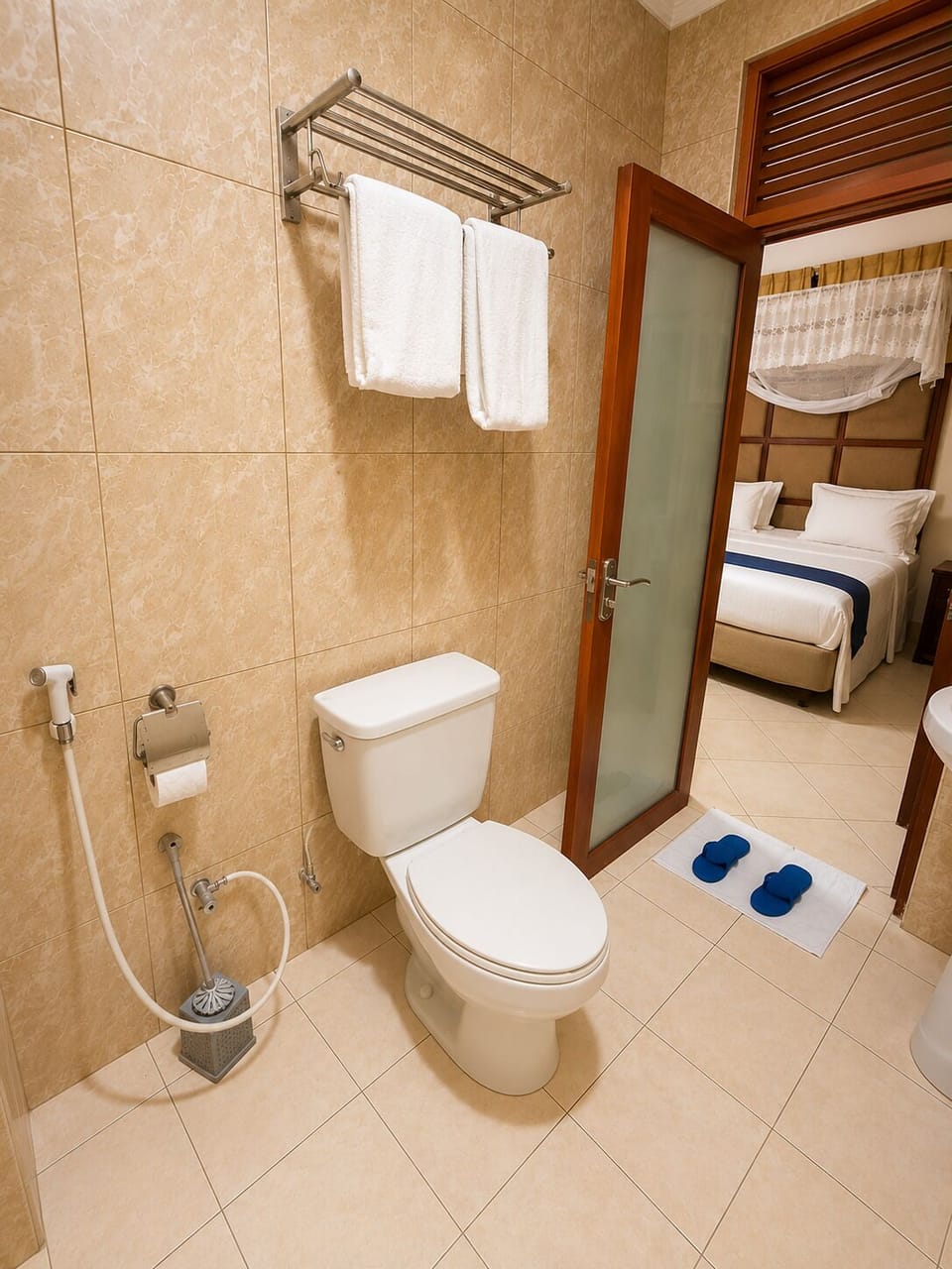 Junior Suite | Bathroom | Shower, free toiletries, hair dryer, bathrobes