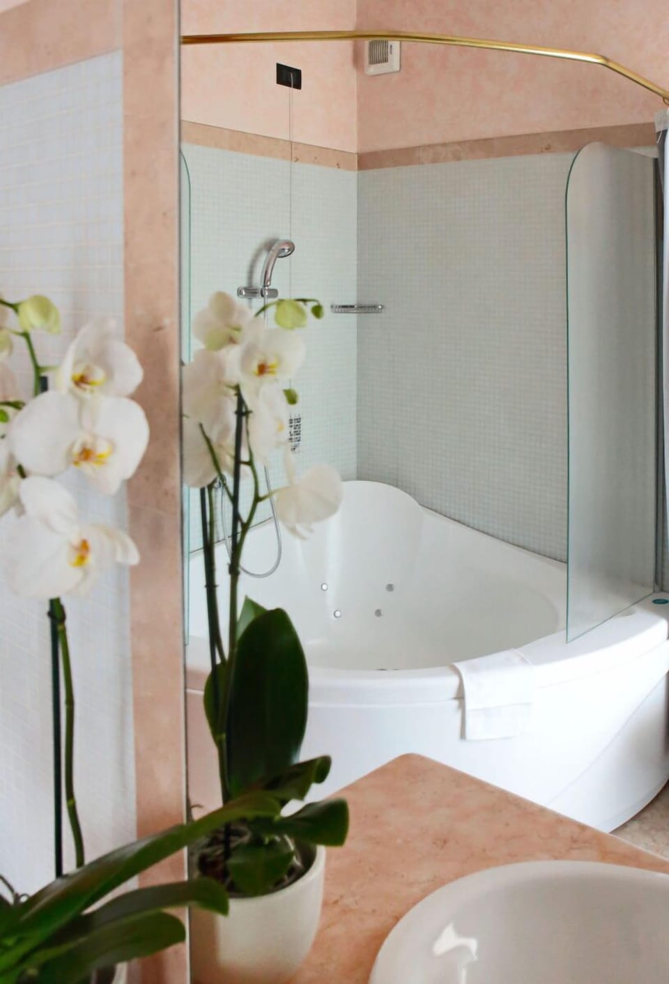 Shower, rainfall showerhead, free toiletries, hair dryer