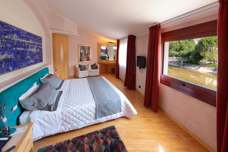Suite, 1 King Bed, River View | Minibar, soundproofing, free WiFi, bed sheets