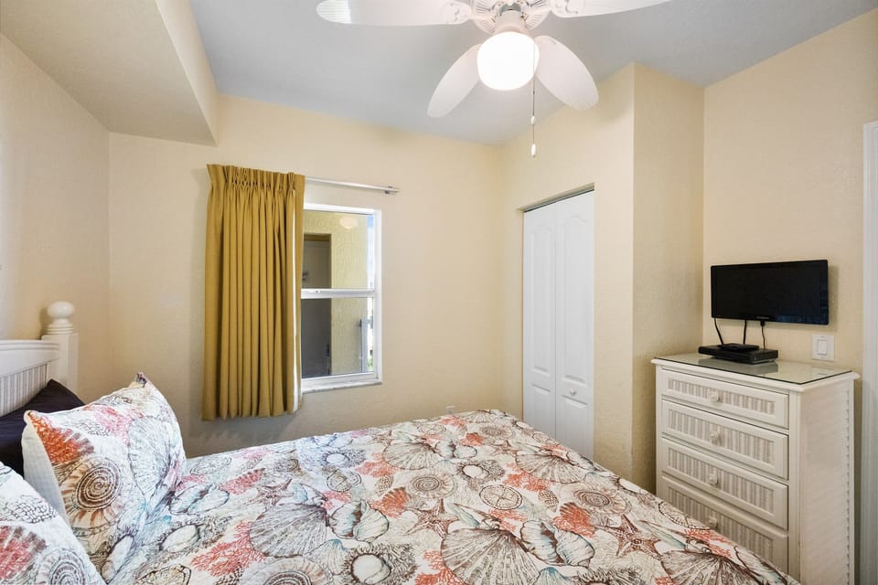 Guest Bedroom, queen bed