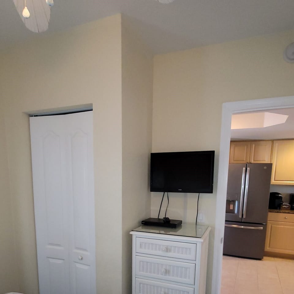 Tv in guest bedroom