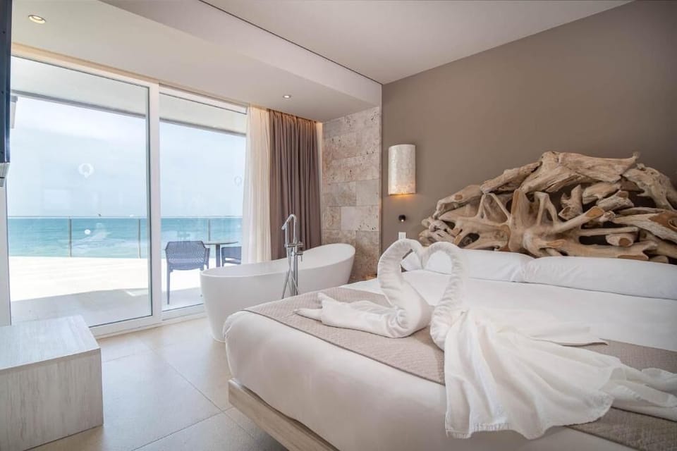 JUNIOR SUITE MASTER | Minibar, in-room safe, desk, laptop workspace
