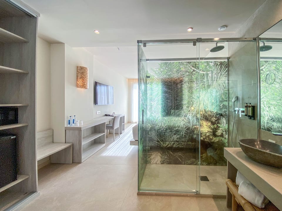 SWIM UP | Minibar, in-room safe, desk, laptop workspace
