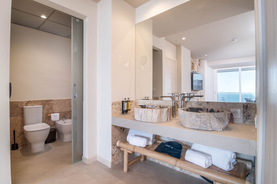 JUNIOR SUITE | Bathroom | Shower, hair dryer, bidet, towels