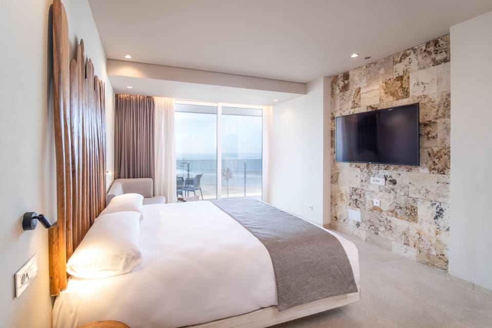 JUNIOR SUITE | Minibar, in-room safe, desk, laptop workspace
