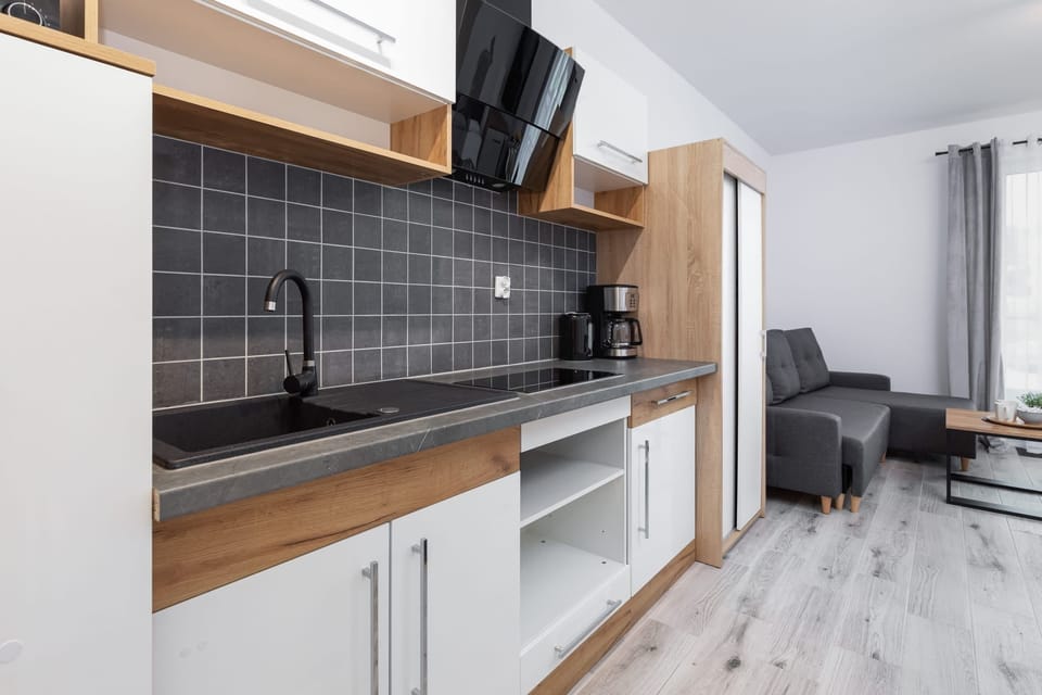 Kitchenette with plenty of kitchen utensils and dishes. 