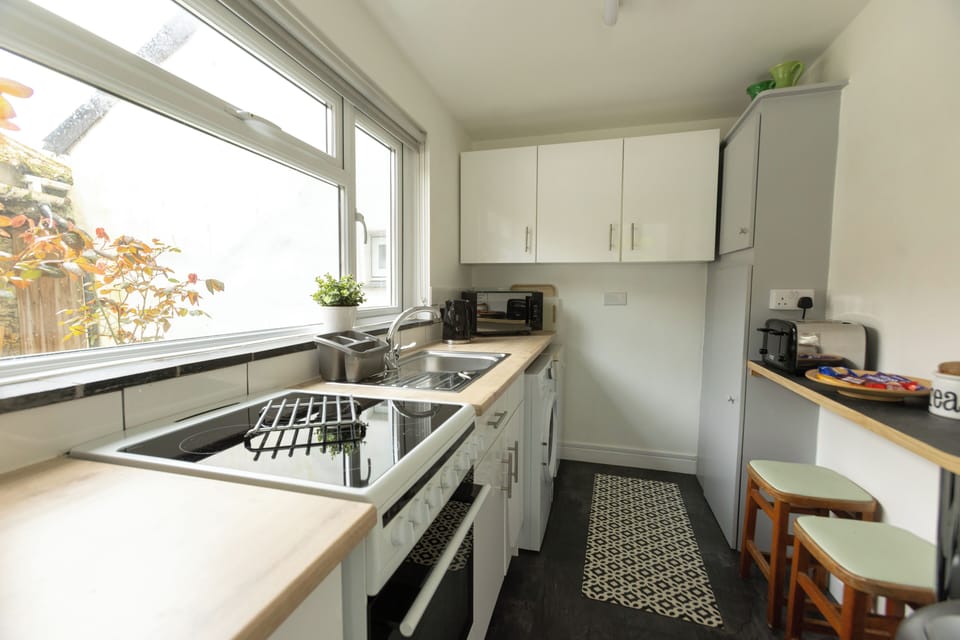 Basic House | Private kitchen | Coffee/tea maker, electric kettle, cookware/dishes/utensils