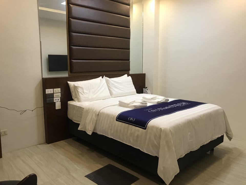Deluxe Room | Hypo-allergenic bedding, memory foam beds, free minibar items, desk
