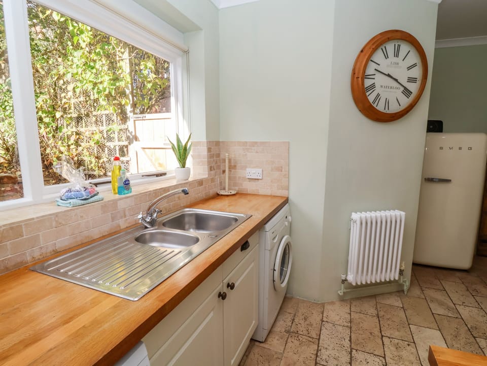 Cottage | Private kitchen | Fridge, cookware/dishes/utensils