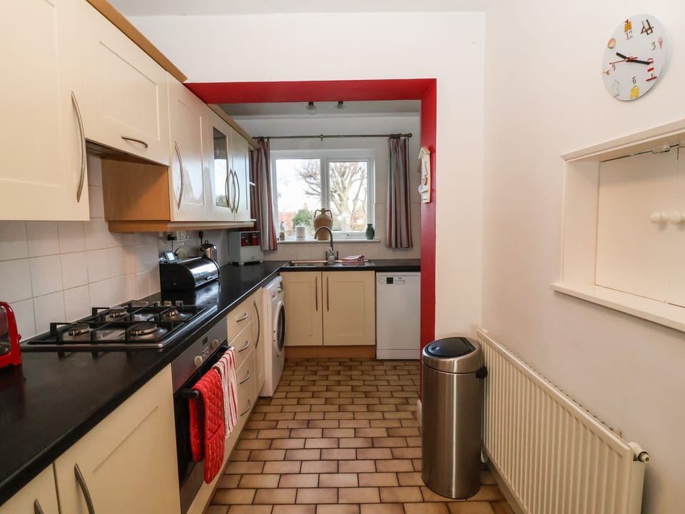 Cottage | Private kitchen | Fridge, dishwasher, cookware/dishes/utensils