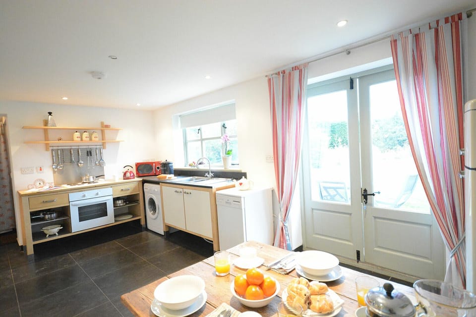 Fridge, dishwasher, cookware/dishes/utensils