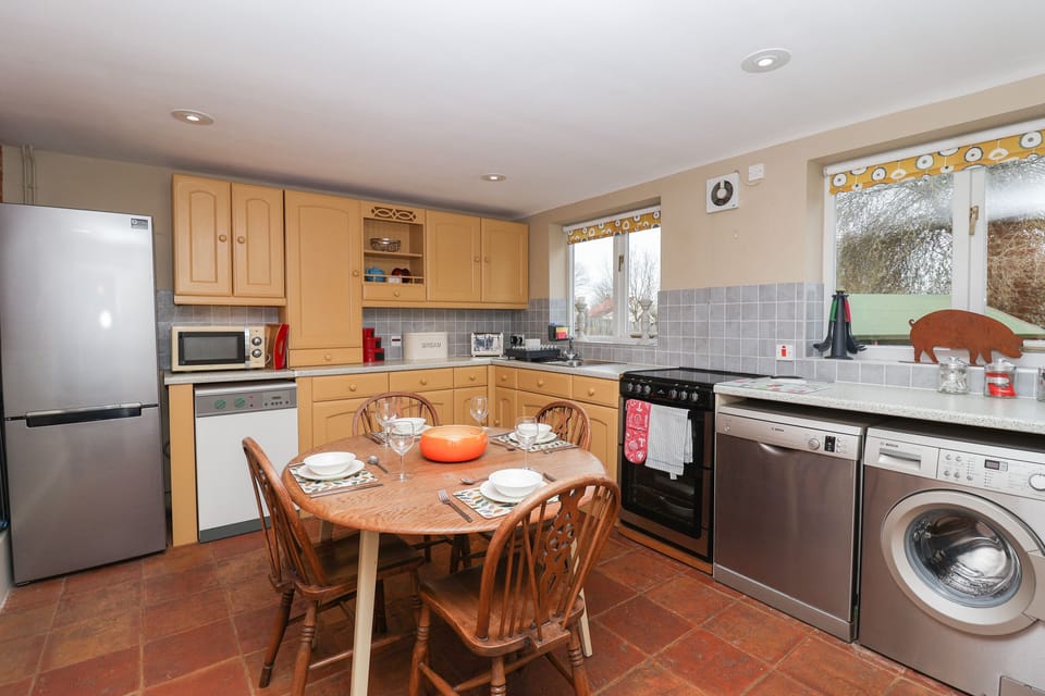 Cottage | Private kitchen | Fridge, dishwasher, cookware/dishes/utensils