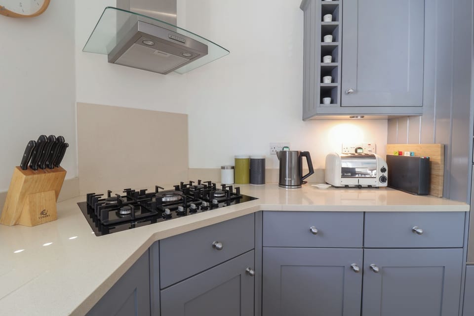 Fridge, cookware/dishes/utensils
