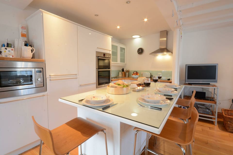 Fridge, microwave, dishwasher, cookware/dishes/utensils