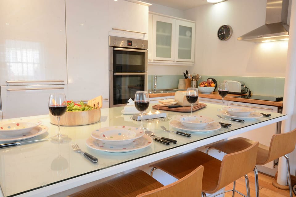 Fridge, microwave, dishwasher, cookware/dishes/utensils