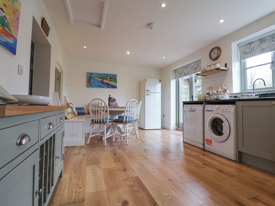 Cottage | Private kitchen | Fridge, dishwasher, cookware/dishes/utensils