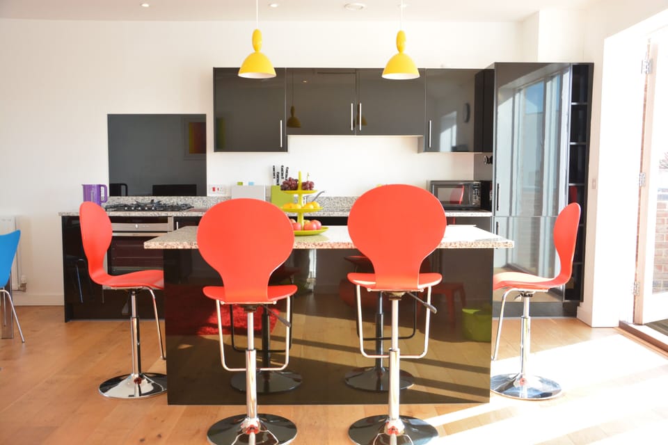 Fridge, dishwasher, cookware/dishes/utensils